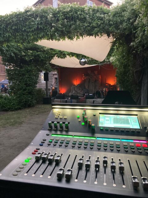 Fedt at være tilbage i Studentergården som lydleverandør til deres årlige begivenhed, @detblirtilnogetsg ☀️ Det var som altid superhyggeligt og festligt! 🥂 Tak til arrangørerne for et godt samarbejde 🫶

#meyersound #meyersoundultrax40 #allenandheath #allenandheathsq6 #festival #festivalseason #concerts #soundengineer #soundandlight #lydtekniker #mobilesounddk