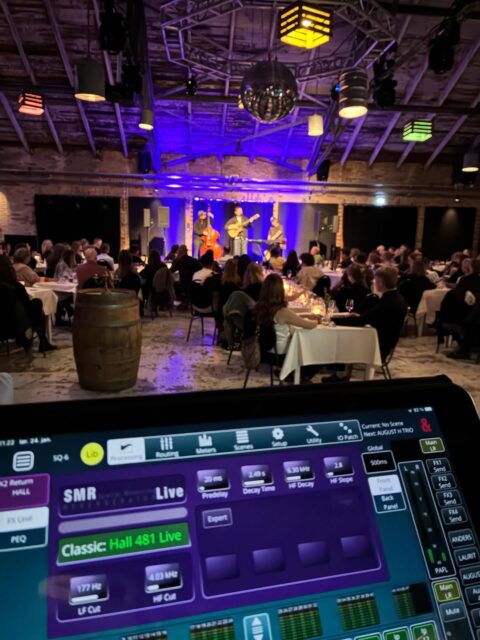 I weekenden var vi et smut forbi gode gamle Odense med @augusthoeyen 🫶
Her leverede vi en lille lydproduktion med mixer, mikrofoner, monitors og vores Meyer Sound 750-LFC, X40 og X20 som front 🎛️🎤🔈Og selvfølgelig lidt lys til at skabe den rigtige stemning! ✨✨
Tak til @gasa_odense for at tage godt imod os!

#lydoglys #koncert #lydtekniker #meyersound #apelabs