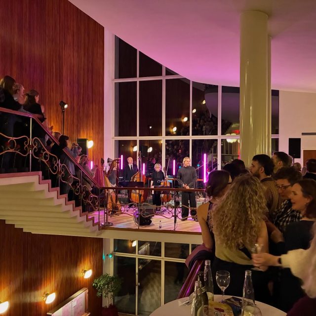 I anledning af Valentinsdag præsenterede @copenhagenphil i går aftes en række flotte koncerter, performances og talks i Vilhelm Lauritzens smukke, gamle bygning. 🥂💕
Vi leverede lyd til 3 scener i foyeren, hvor bl.a. @digarbi og @oesten_ optrådte sammen med et udpluk af orkestrets musikere ✨ Tak for en fantastisk aften i kærlighedens tegn 💘

#lydtekniker #lydteknik #koncert #lydoglys