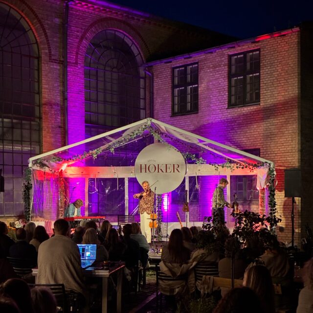 På en af årets sidste sommeraftener leverede vi teknik til koncert med Dreamers Circus i Slusegården ved Brede Høker ✨
Altid fedt at lave udendørs jobs – især når det holder tørt! ☀️